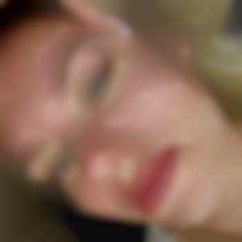 Пудрові брови та соковиті губи