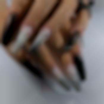 Нарощування гелем.
Малюнок срібною краскою інкрустація камінцями