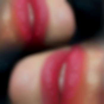 На фото губы сразу после процедуры,после заживления цвет станет мягче,не такой насыщенный!