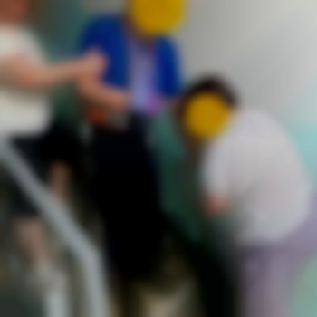 Інсульт геморагічний, пацієнт після трепанації черепа, гіпер тонус мʼязів, парез нижньої кінцівки, плегіяверхньої правої кінцівки, афазія. Навчилися ходити, поступове відновлення верхньої кінцівки, частково повернення мови, самостійно сідає, встає, пересувається по кімнаті.