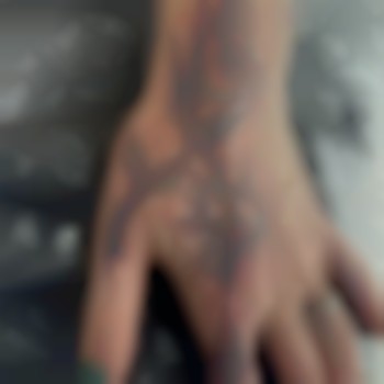 на пальцах, на кисти