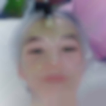 Завершення процедури чистки обличчя, заспокоююча маска