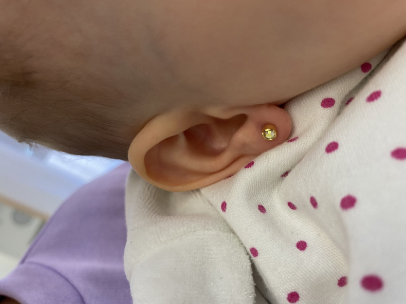 Прокол вушок дітям з 3 місяців, фото - Майстер з пірсингу Юлія Ковальова