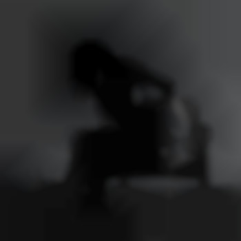 Еротична фотосесія у сорочці чб на стільці, фото - фотограф Яна Томашук