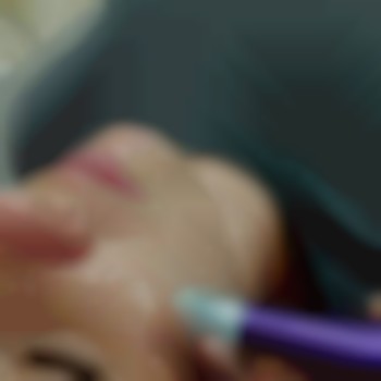 В красуні боролись з вираженним прстакне та пігментацією. Сироватки підбирали, по потребі шкіри, остання була освітлююча.