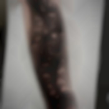 на руці, сколопендра