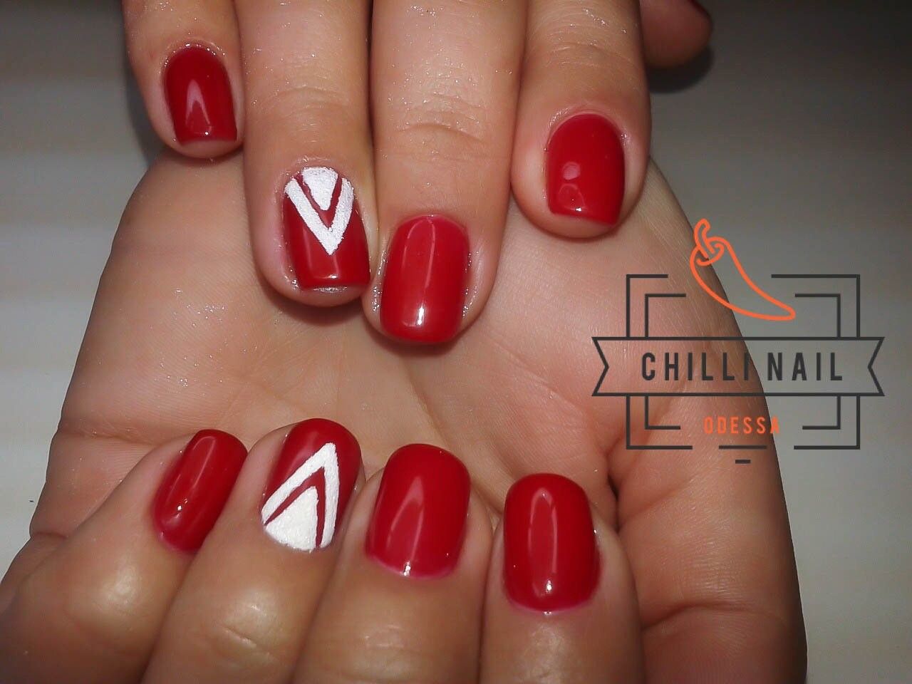 Красный маникюр на короткие ногти с рисунком, фото - Ногтевая студия Chilli Nail