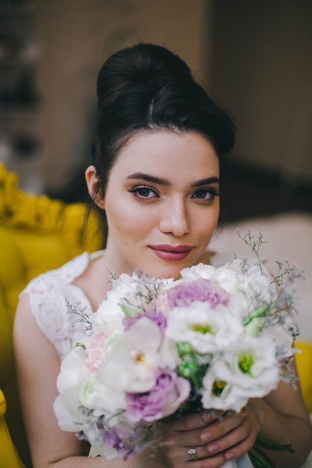 Ніжна фотосесія з букетом портретна, фото -  The Brow Bar