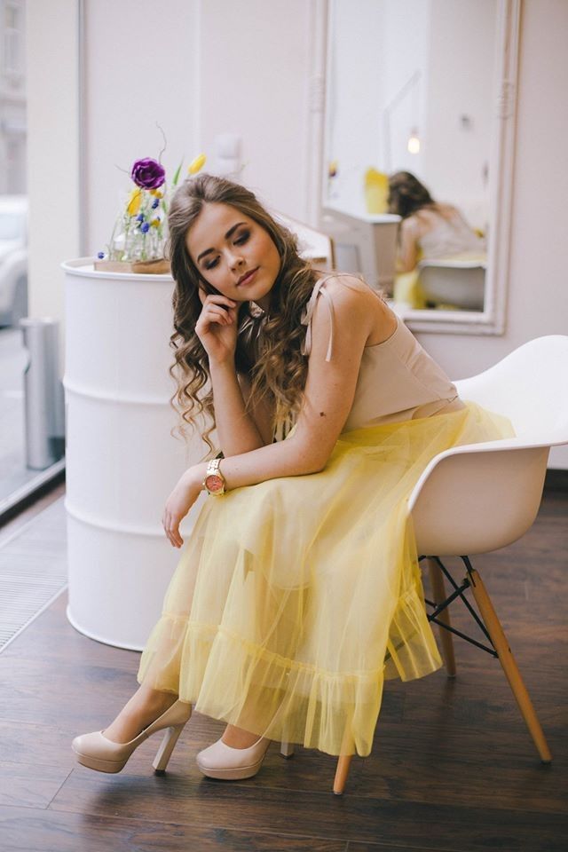 Фотосесія у студії стильна на стільці, фото -  The Brow Bar