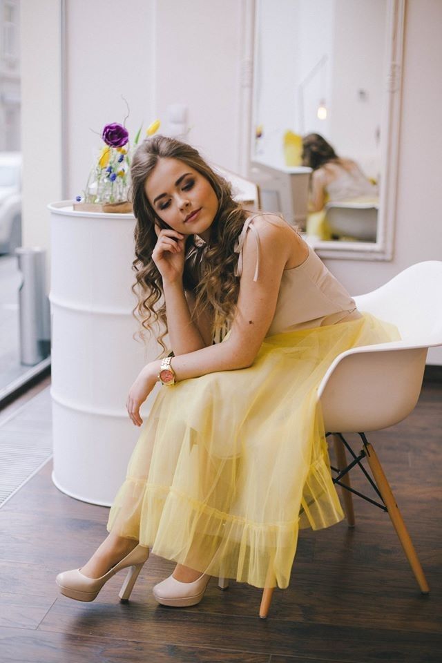 Фотосесія у студії стильна на стільці, фото -  The Brow Bar