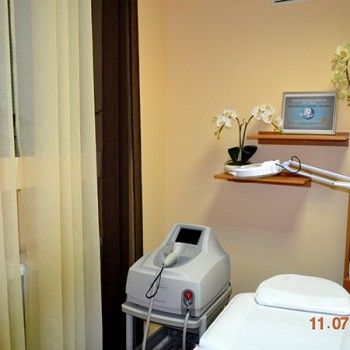 массаж лица, оформление бровей, наращивание ресниц