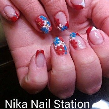 Французький манікюр кольоровий ромашки, фото -  Nika