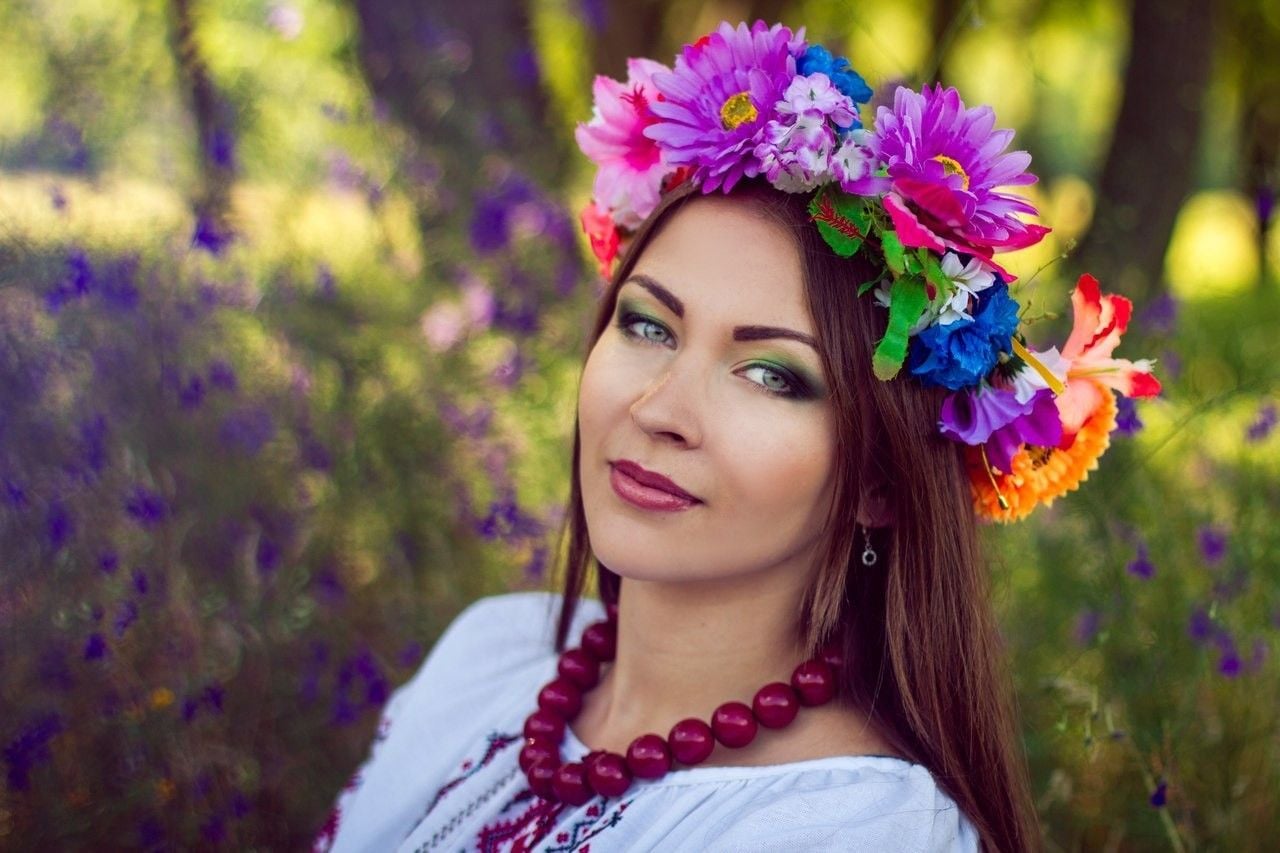 Фотосесія на природі в українському стилі з вінком, фото -  Надежда Ковальчук
