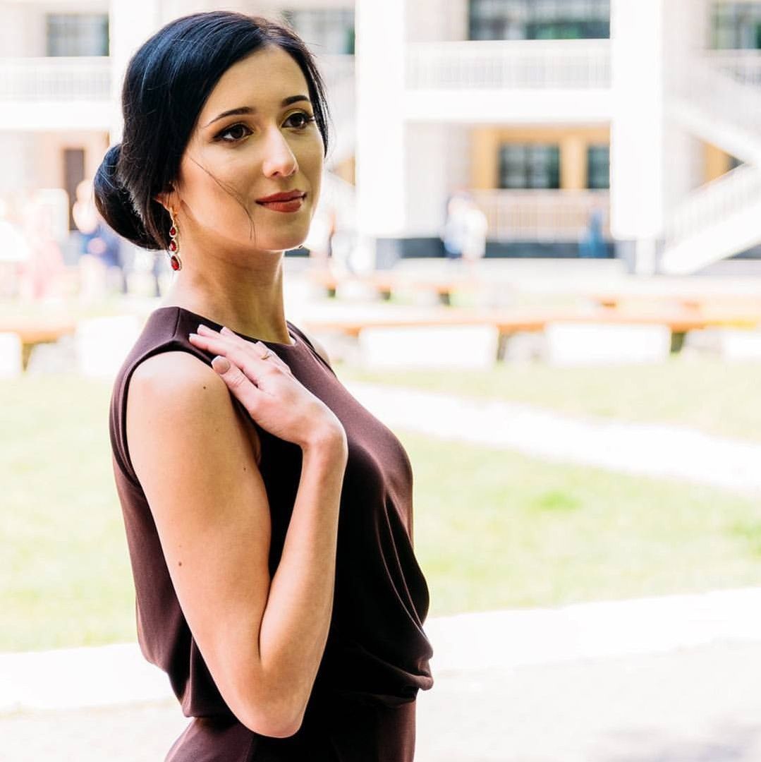 Стильна фотосесія у сукні жіночна, фото - Візажист Диана Кардашова
