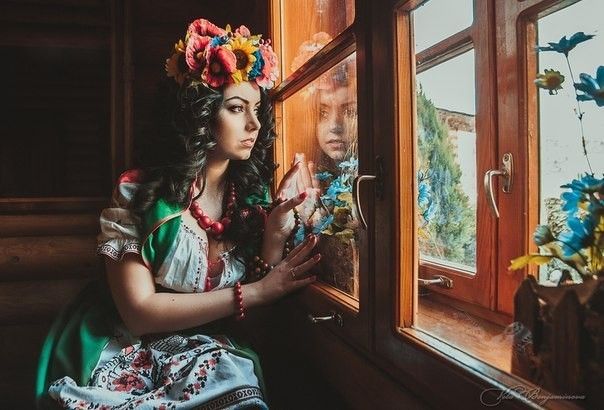 Фотосесія в українському стилі художня біля вікна, фото - Візажист Инна Орел