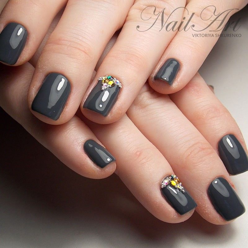 Манікюр на короткі нігті сірий зі стразами, фото - Нігтьова студія Nail Art