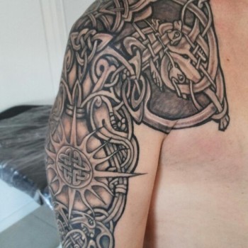 Тату для хлопців на плечі чорно-білі, фото - Тату салон TattooArt