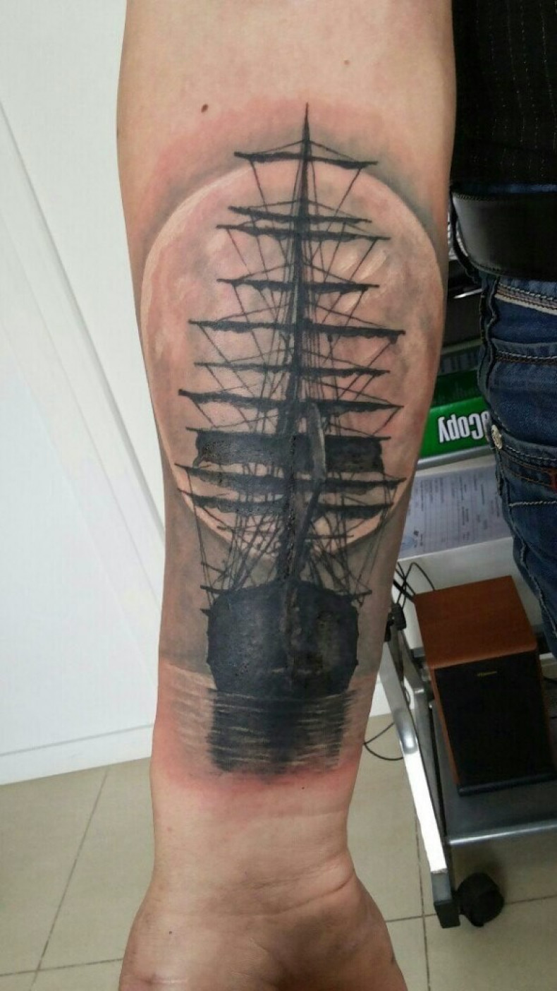 Мужские на предплечье черно-белые, фото - Тату салон TattooArt