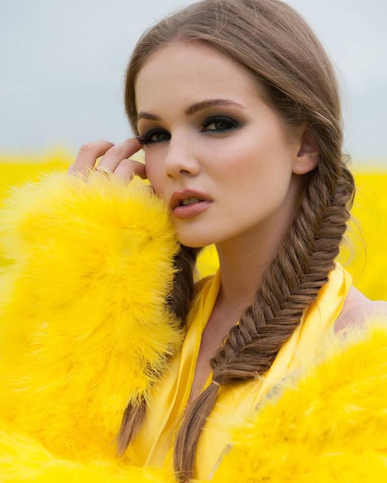 Фотосесія на природі у полі яскрава, фото - Візажист Виктория Шумко