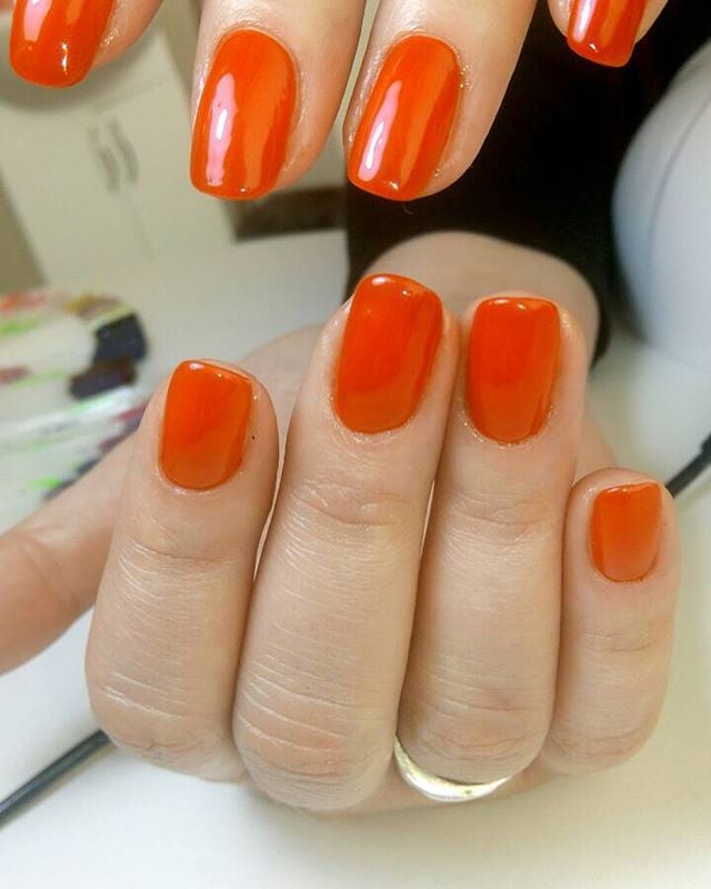Яркий маникюр оранжевый однотонный (монохромный), фото -  Violenta ТРЦ "Комод"