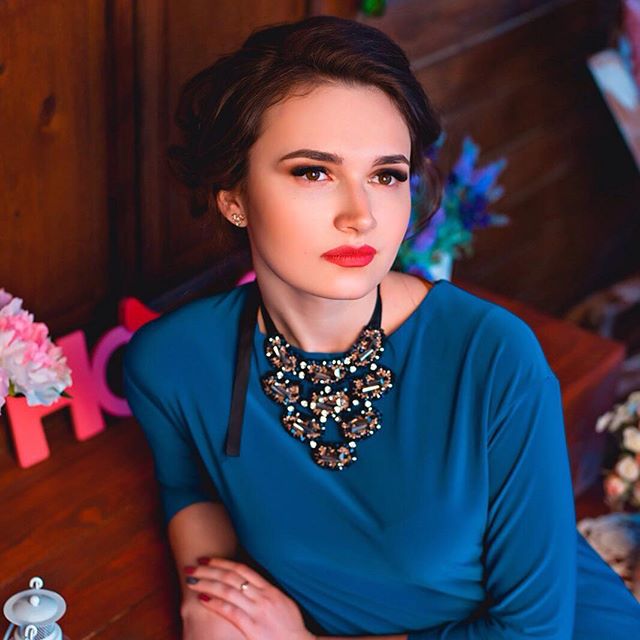 Стильная фотосессия портретная в платье, фото -  Art Lash