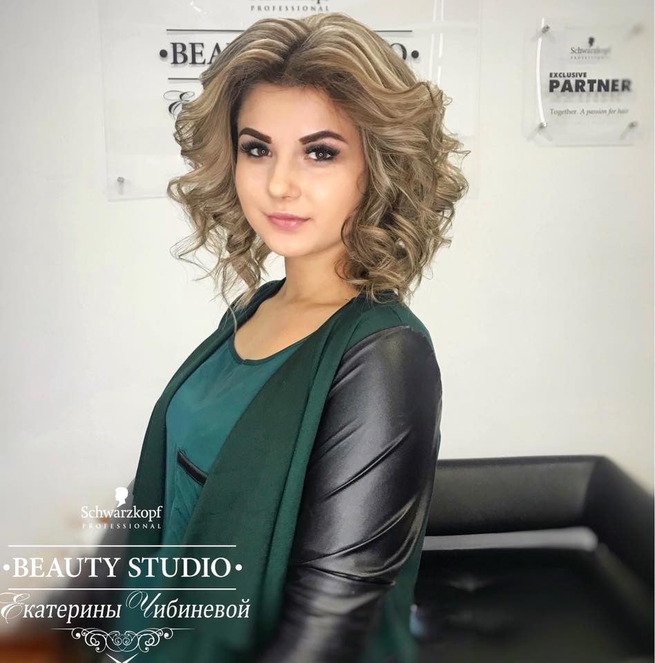 Стрижка на средние волосы женская укладка, фото -  Beauty Studio Екатерины Чибиневой