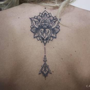 Тату для дівчат чорно-білі на спині, фото - Тату салон Cartel Tattoo