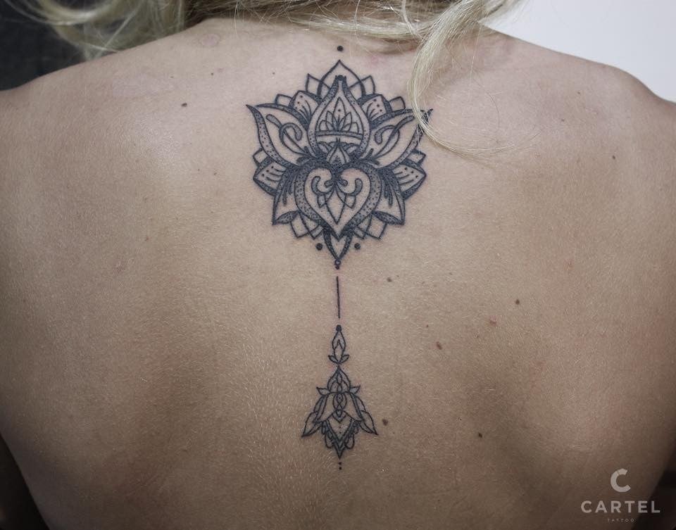 Для дівчат чорно-білі на спині, фото - Тату салон Cartel Tattoo