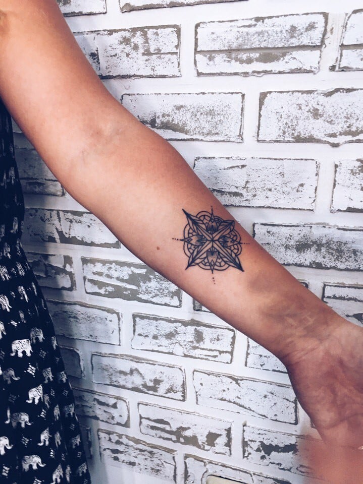 Для дівчат на передпліччі чорно-білі, фото - Тату майстер Кристина Блеск