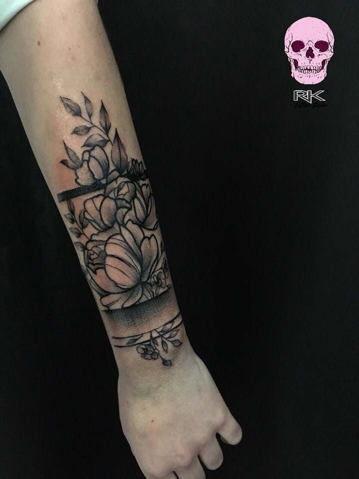 Для дівчат на передпліччі чорно-білі, фото - Тату салон RK Tattoo Studio