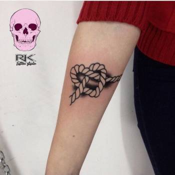 Тату для дівчат на передпліччі чорно-білі, фото - Тату салон RK Tattoo Studio