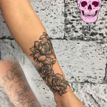 Тату для дівчат на передпліччі чорно-білі, фото - Тату салон RK Tattoo Studio