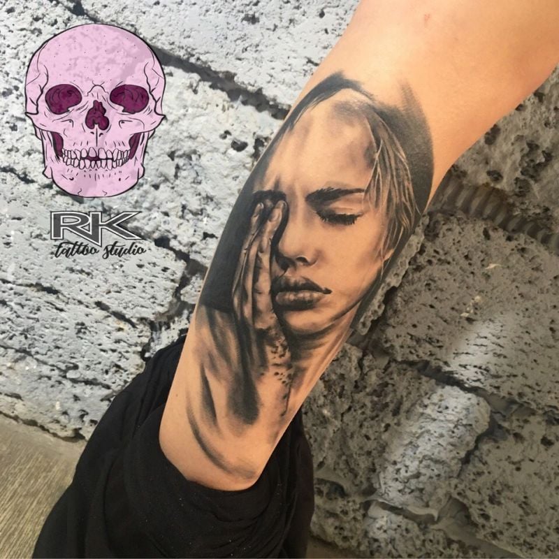 Для дівчат на нозі реалізм, фото - Тату салон RK Tattoo Studio