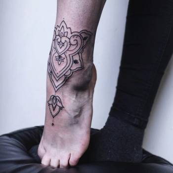 Тату для дівчат на нозі чорно-білі, фото - Тату майстер Юля Бабич