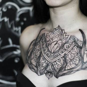 Тату женские черно-белые на груди, фото - Тату мастер Юля Бабич