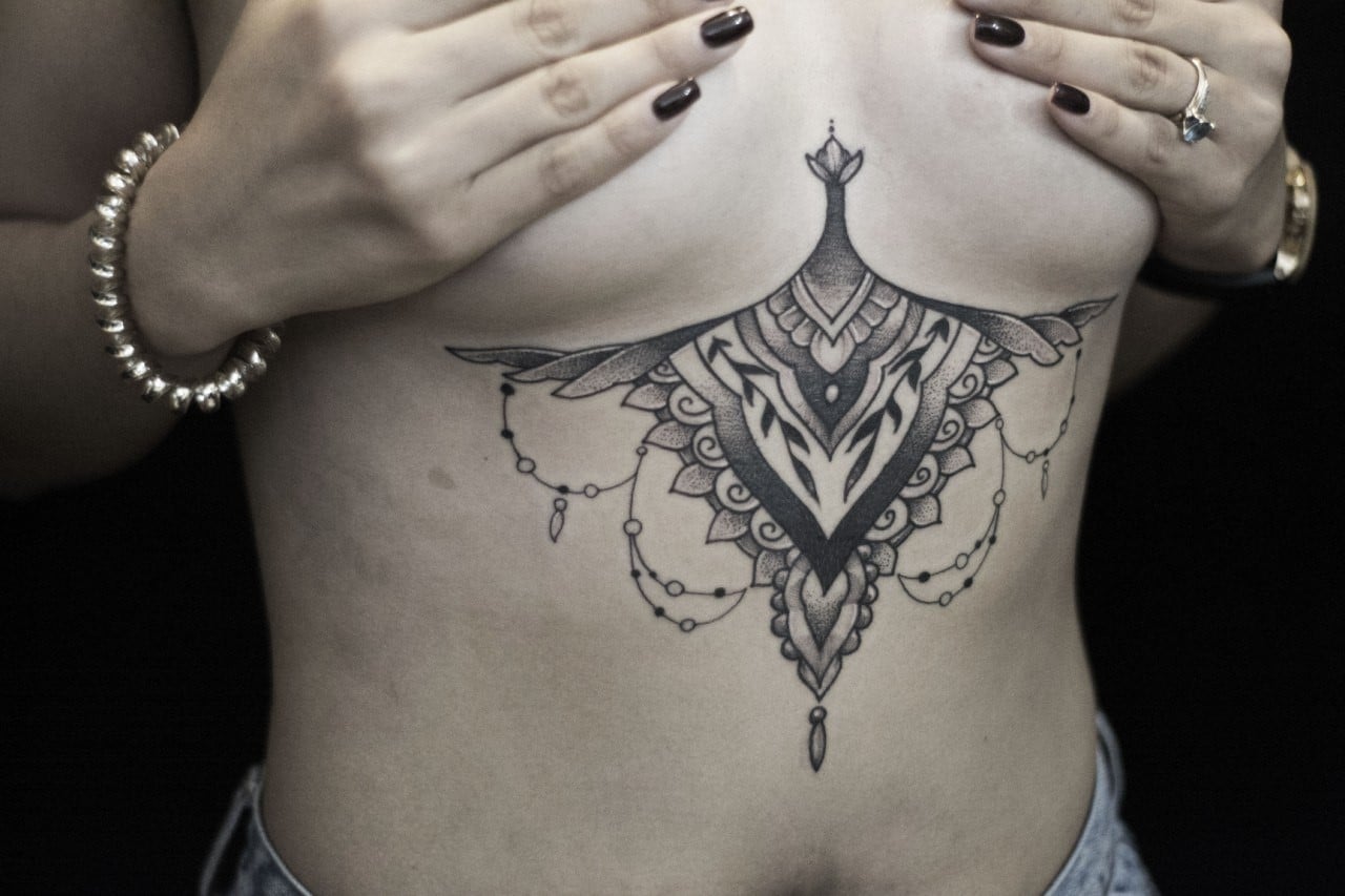 Женские черно-белые под грудью, фото - Тату мастер Юля Бабич