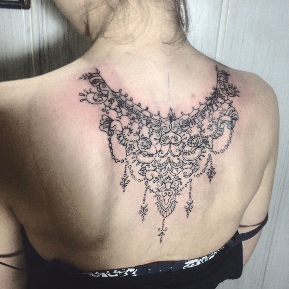 Для дівчат чорно-білі на спині, фото - Тату майстер Юля Бабич