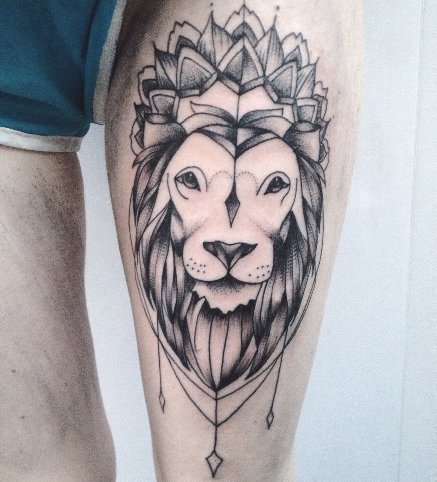 Женские черно-белые на бедре, фото - Тату мастер Юля Бабич