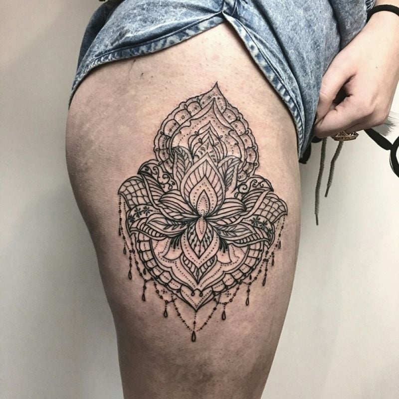 Для дівчат чорно-білі на стегні, фото - Тату майстер Юля Бабич