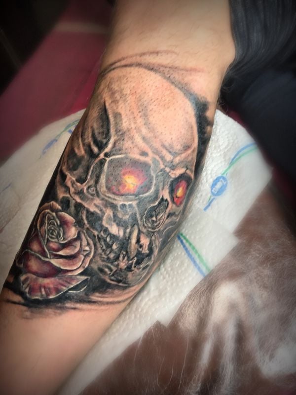 На руці череп троянда, фото -  Светлана Коваленко