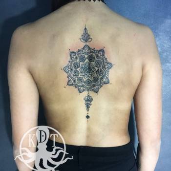 Тату женские черно-белые на спине, фото - Тату мастер Денис Кононенко