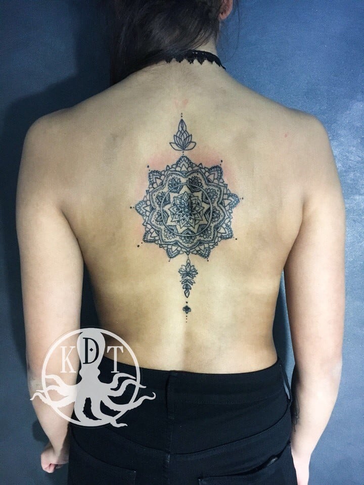 Для дівчат чорно-білі на спині, фото - Тату майстер Денис Кононенко