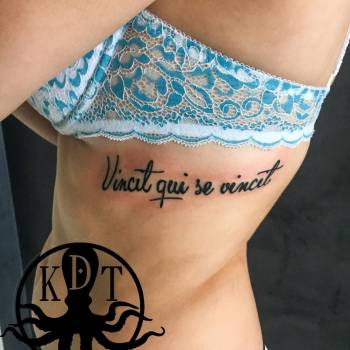 Тату для дівчат чорно-білі напис, фото - Тату майстер Денис Кононенко