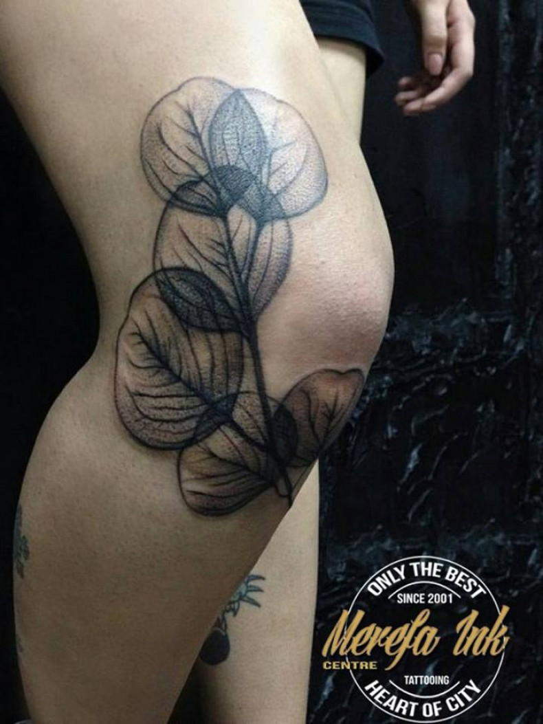 Для дівчат чорно-білі на коліні, фото - Тату салон Kwantum Tattoo Gallery