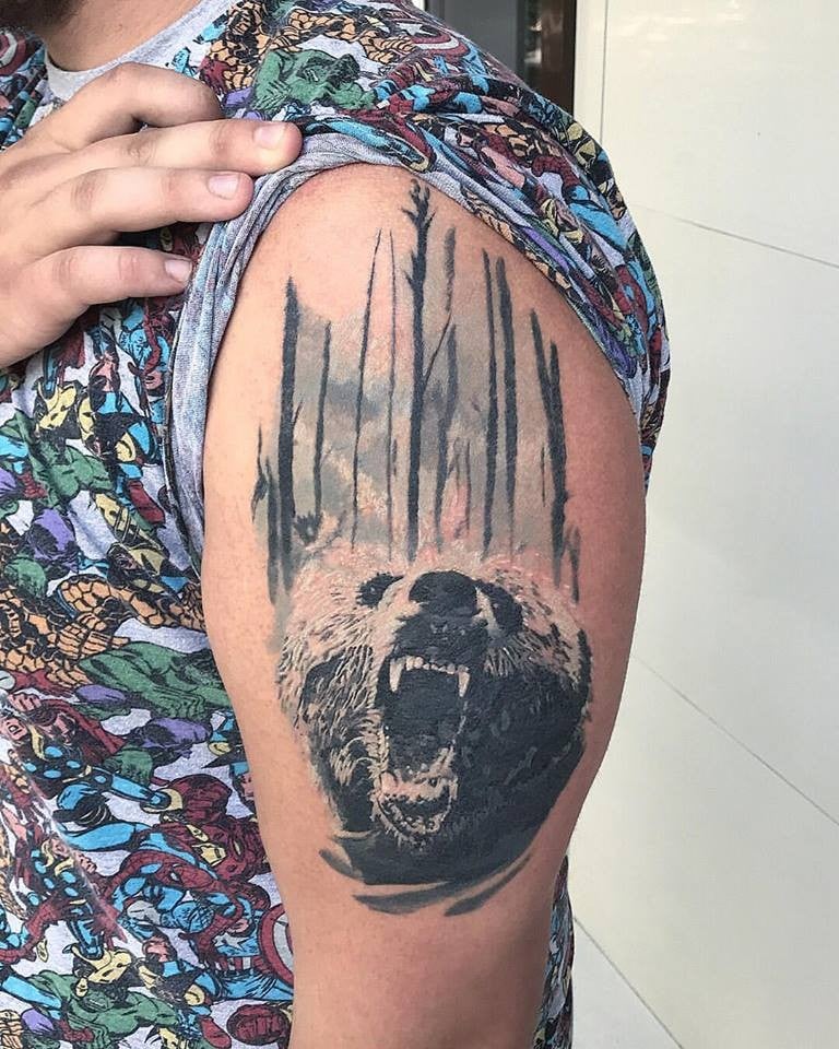 Женские на плече черно-белые, фото - Тату салон Kwantum Tattoo Gallery