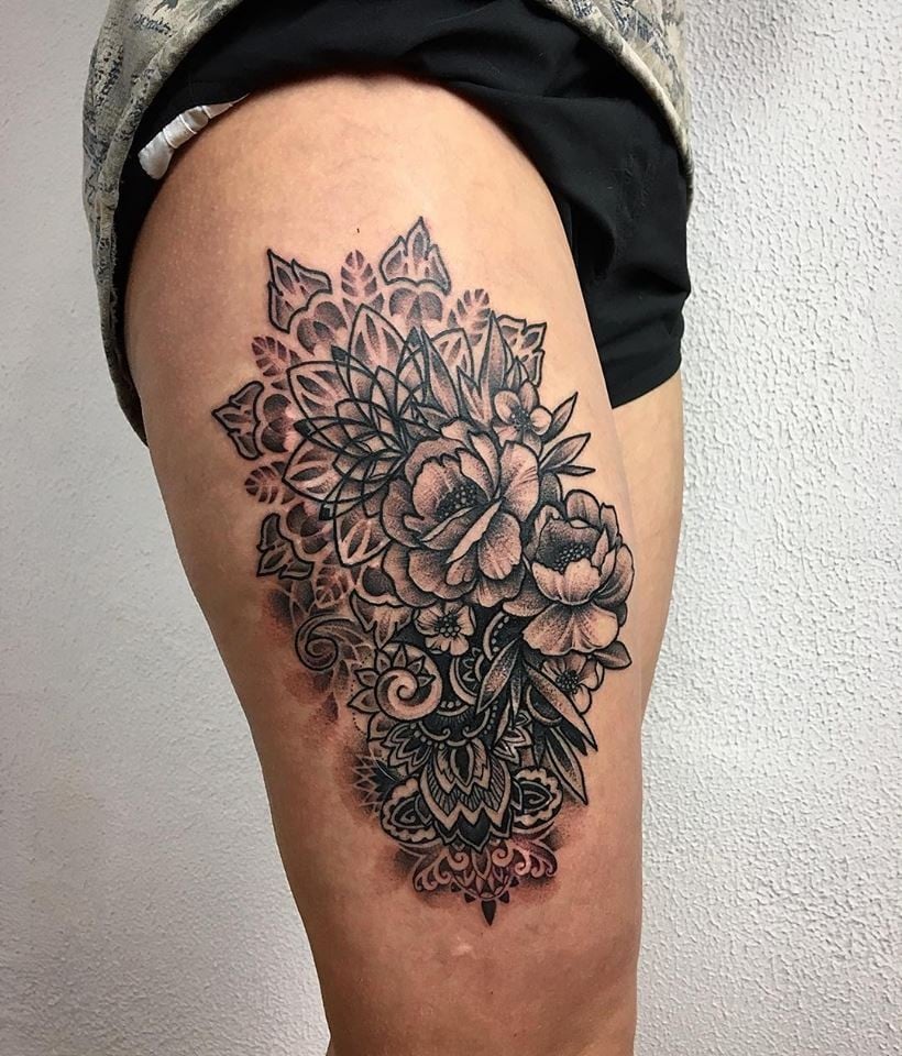 Женские черно-белые цветы, фото - Тату салон Kwantum Tattoo Gallery
