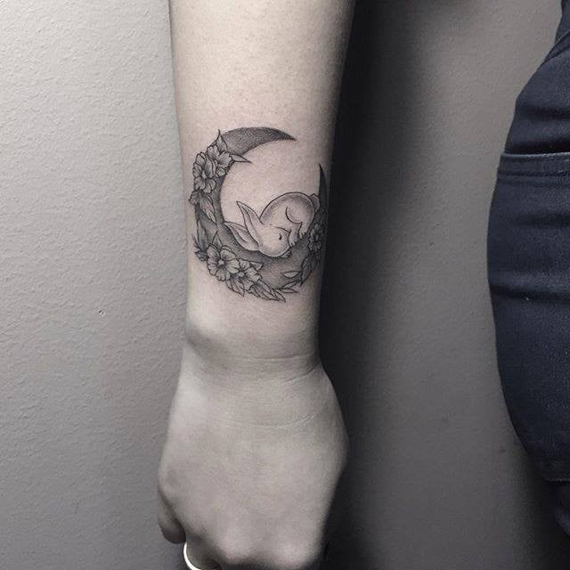 Женские на запястье черно-белые, фото - Тату мастер Яков Коновалов