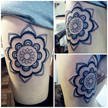 Тату женские черно-белые на бедре, фото - Тату мастер Зилюк Лёля