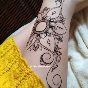 Мехенди на ножке натуральной хной.