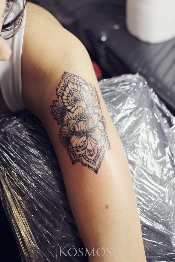 Женские на руке черно-белые, фото - Тату мастер Александр Космос